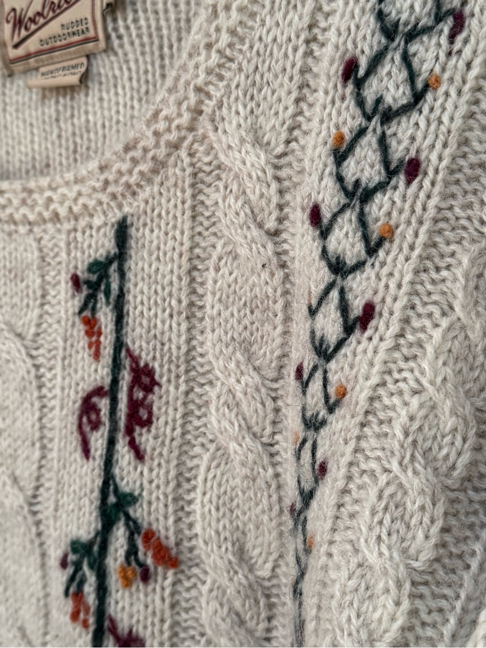 Vtg. W Sz. XL Pure Wool Woolrich Cream Cable Knit Embroidered Floral Sweater - Picture 4 of 7